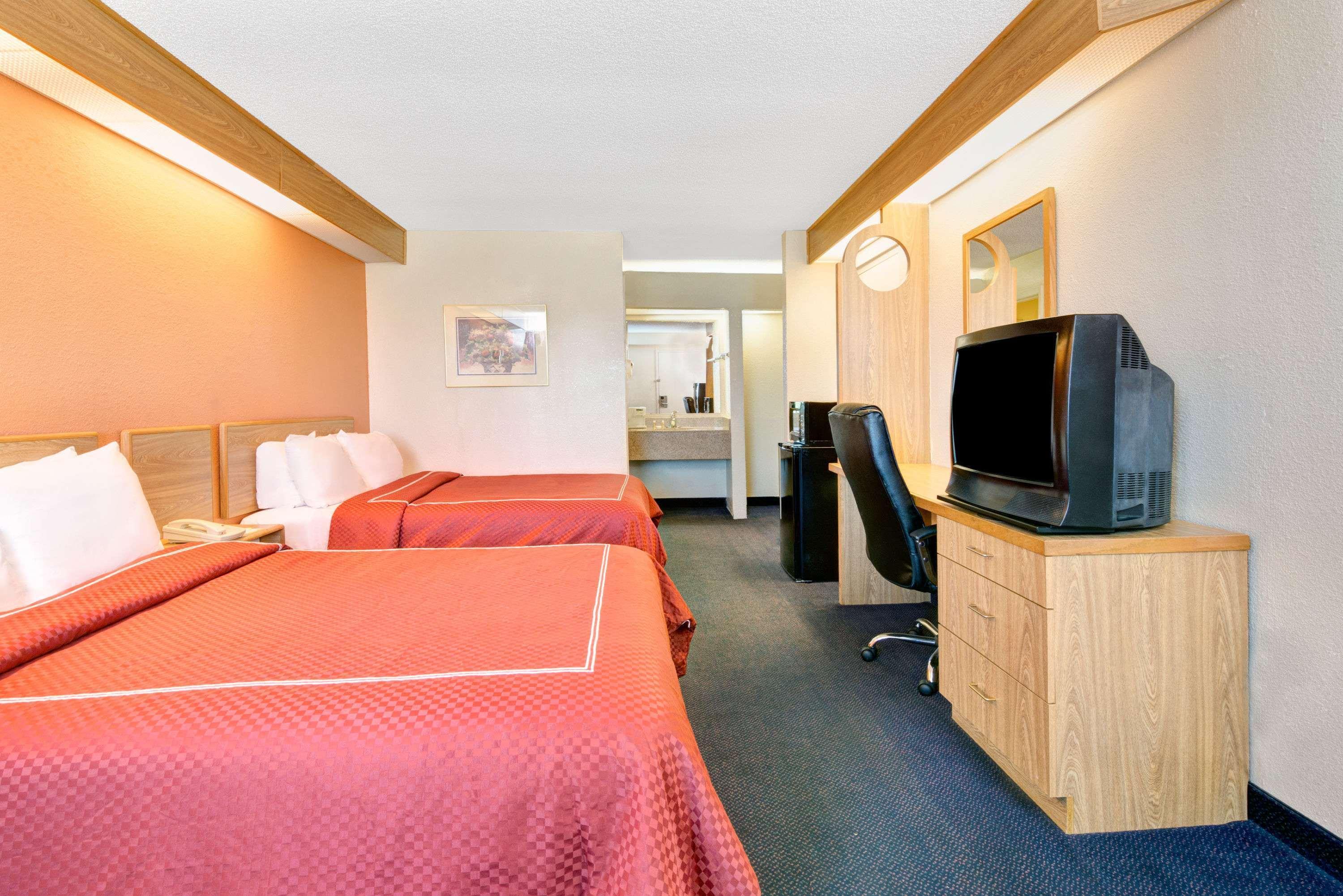Days Inn By Wyndham Charlotte Northlake Exterior foto